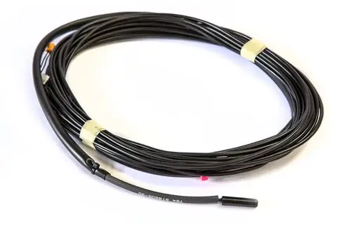 Schwarzes Kabel mit einem Temperatursensor an einem Ende, möglicherweise für Heizungs- oder Kühlanwendungen, wie sie von Daikin verwendet werden.